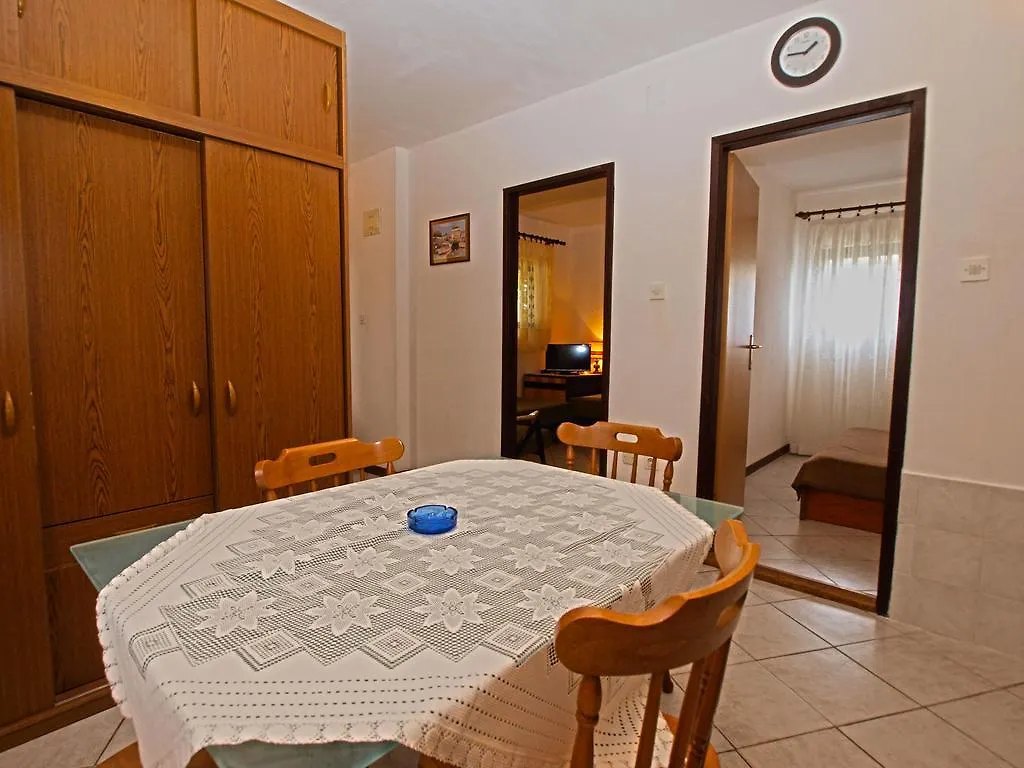 Apartments Jan 325 Banjole Croatia