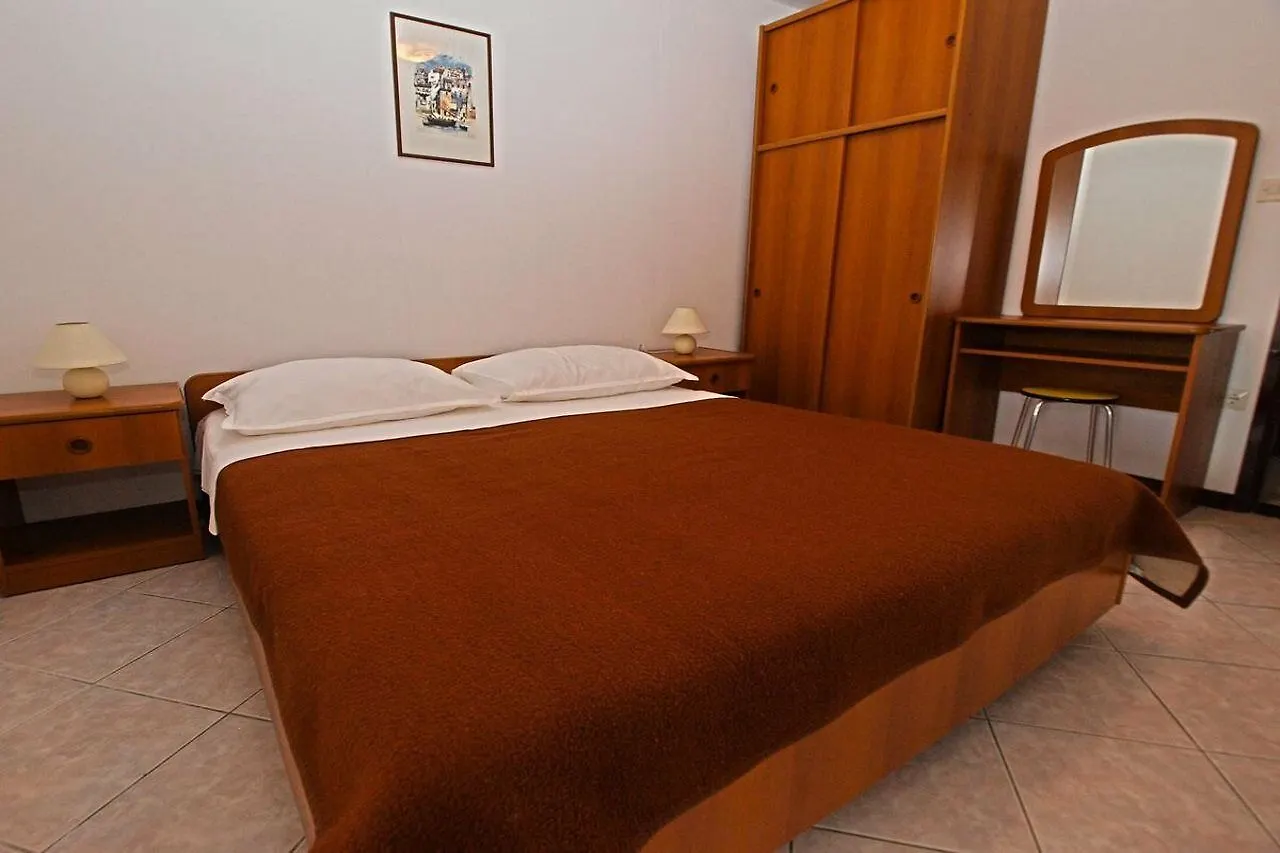 Apartments Jan 325 Banjole Croatia